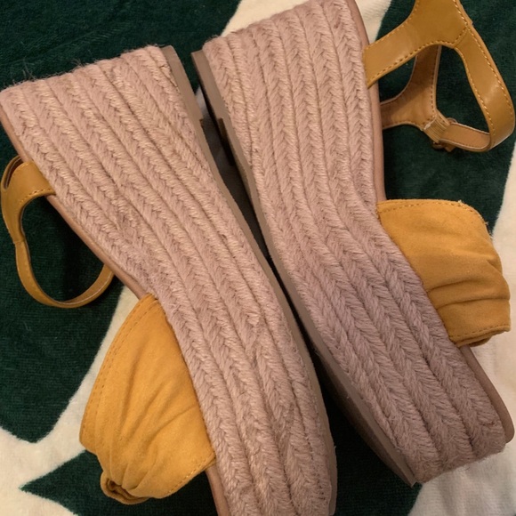 The Giselle Bow Wedge in Mustard - EUC Sz 8.5 - Picture 8 of 8